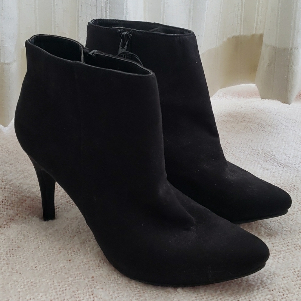Mossimo black vegan suede pointed ankle boots with stilleto heels, size 9